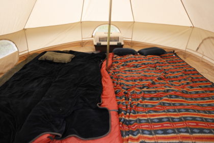 テントの中はワイルドワンで購入したブランケットと、スノーピークのセパレートオフトンワイドを連結。
