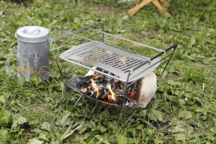 マーグズの焚き火台ラプカは、コンパクトサイズながらグリルを使って料理もできる優れモノ。
