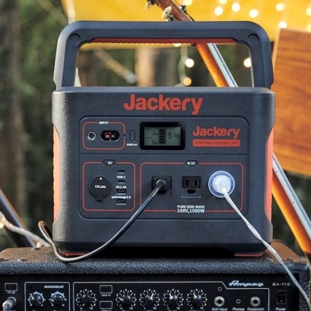 ウワサの高出力ポータブル電源「ジャクリ」で、D.W.ニコルズが野外