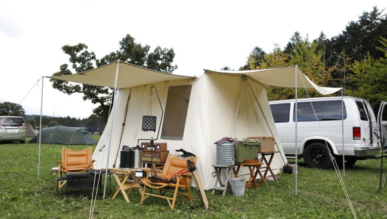 2ヵ所にタープが付いた5人用のテント。コットン素材は室内の保温効果も高く、冬キャンプには欠かせないアイテムのひとつ。