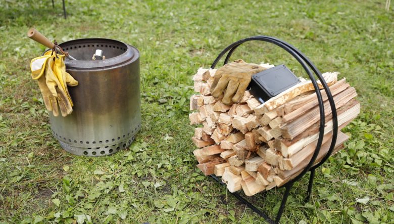 寒い時期はソロストーブの焚き火台で暖を取る。薪を重ねたログフープは上部分を取手として持ち運びもできる。