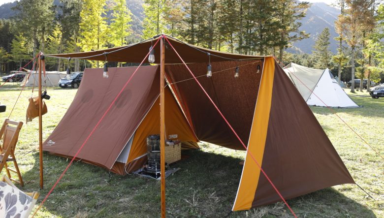ブラウンの色味が気に入って購入したテントは、イタリアメーカーのもの。広い前室は夫婦2人なら入れるほどだそうだが、冬場はさらに大きなコットン製テントを使用することがほとんどだとか。
