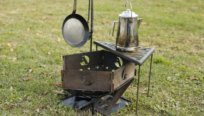 こちらは調理用に使った焚き火台。アシモクラフツのタキビノアシにアシサークルを乗せ、サンゾクマウンテンのデルタスを五徳のように使っている。ハンガーはサンゾクマウンテンのショック。