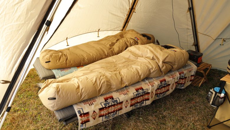 テントと同ブランドのオガワのコットは2つ並べ、ブランケットを敷いた寝床を作った。奥行きのある作りなので、テント端まで有効に使える。
