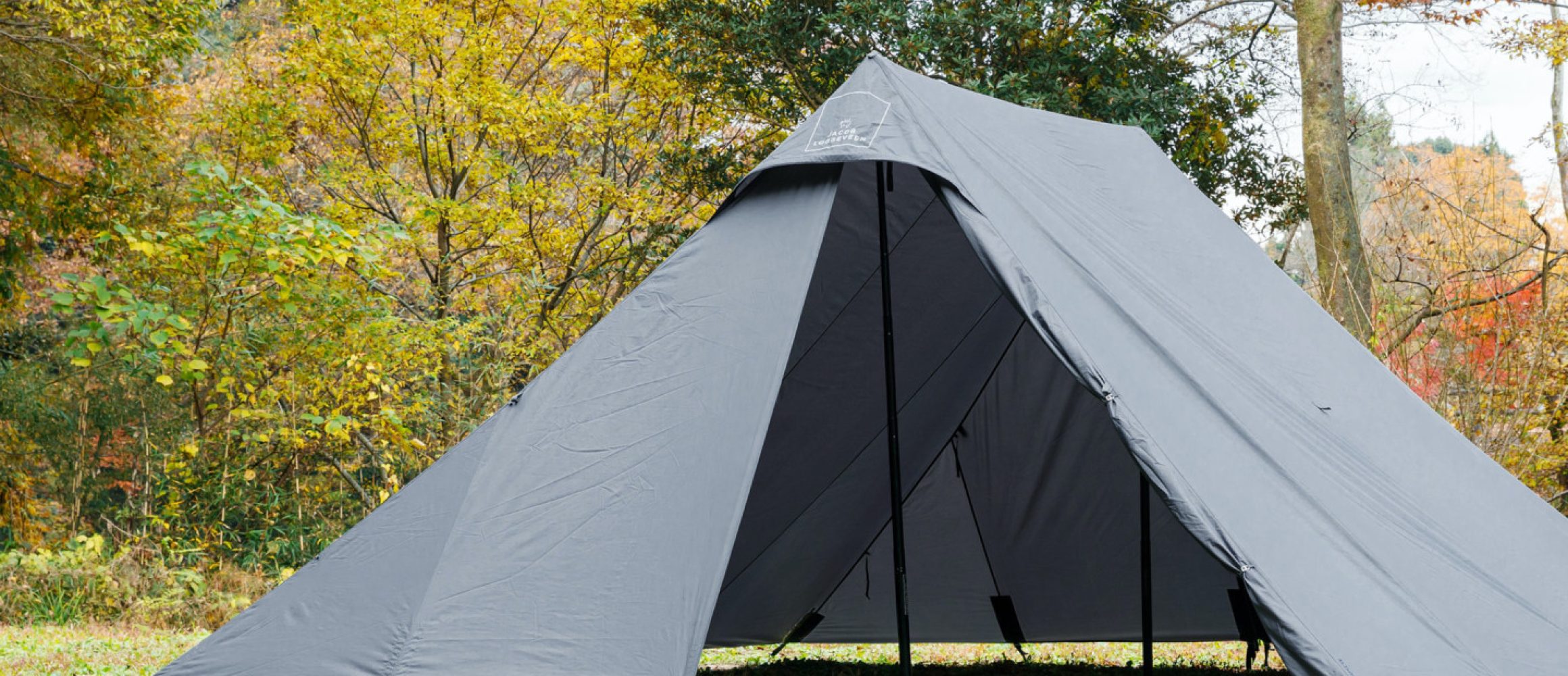 テンマクの新作シェルターは変幻自在。開放的なリビングにも、8人対応