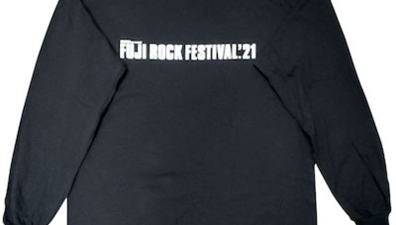 フジロックロゴを初のロングスリーブTシャツに！カラーはブラックとホワイトの2色展開で、サイズはS~XXLと幅広く取り揃えられている。FUJI ROCK FESTIVAL'21 ロゴロングTシャツ　¥4950