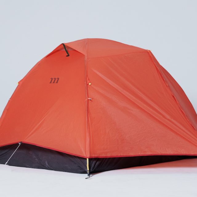 オレンジまとったムラコのテント。人気の登山テントに、意表を突く新