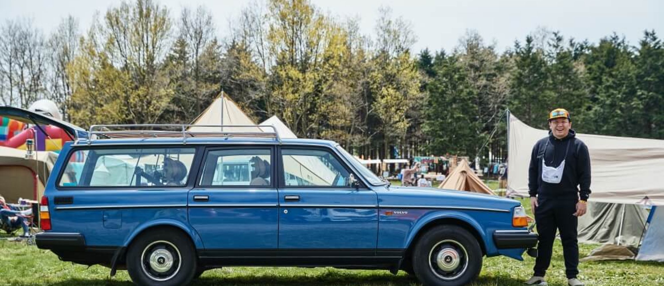 クラシックスタイルに仕上げた モナコブルーの240 Volvo 240 Estate アウトドアファッションのgo Out