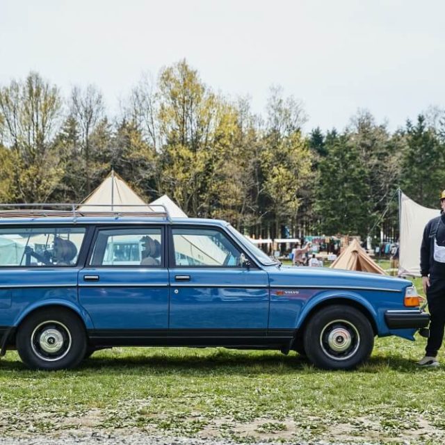 クラシックスタイルに仕上げた、モナコブルーの240（VOLVO／240 ESTATE）