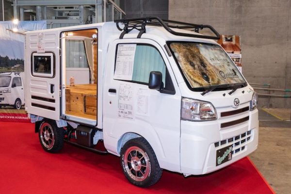 内装はまるでログハウス 機能的ウッドボックスで使い方無限大の軽キャンパー アウトドアファッションのgo Out