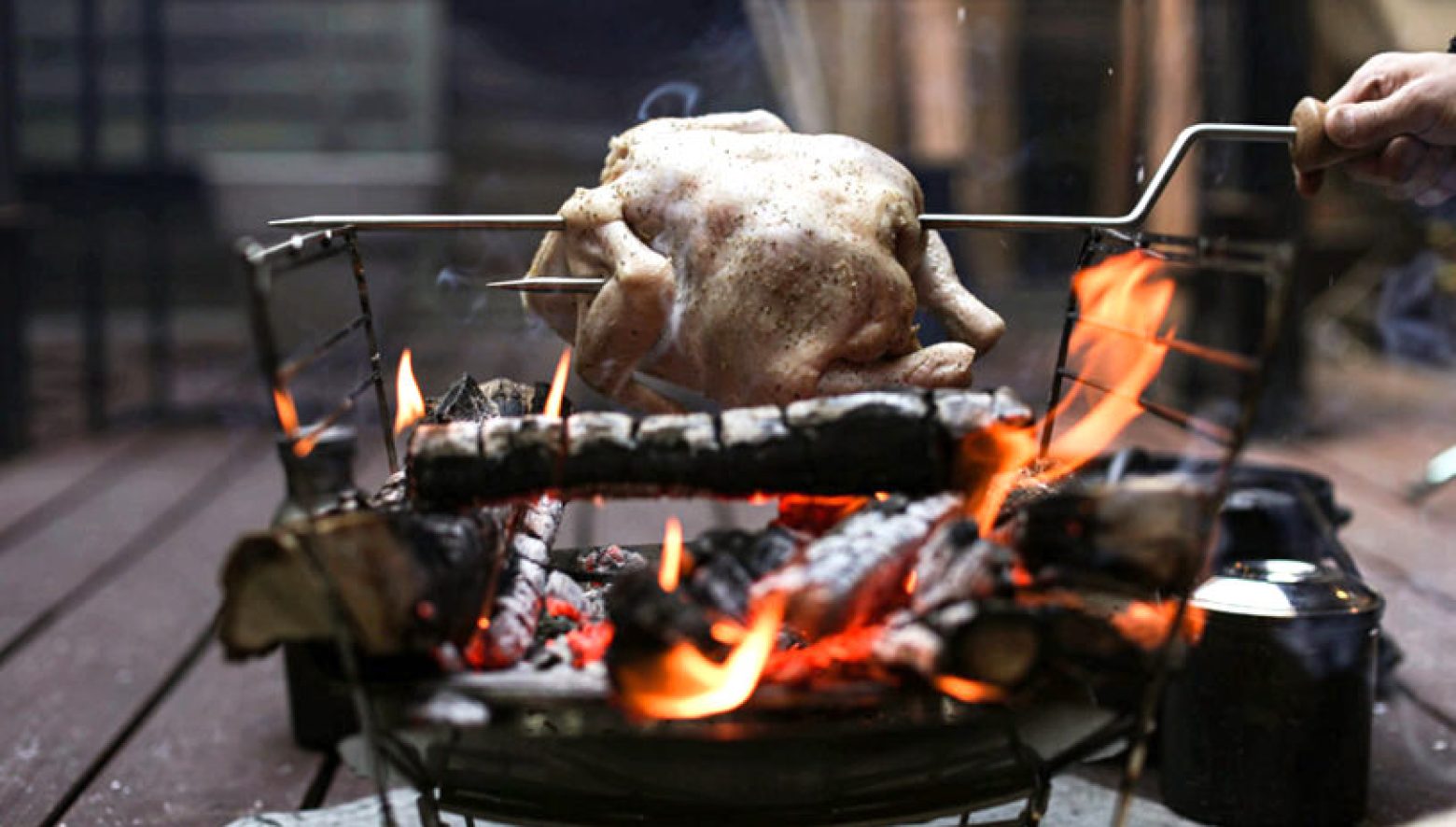 マンガのような豪快な肉も“上手に焼ける”、おもしろ焚き火調理ギアを発見！