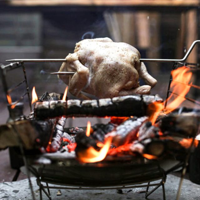 マンガのような豪快な肉も“上手に焼ける”、おもしろ焚き火調理ギアを