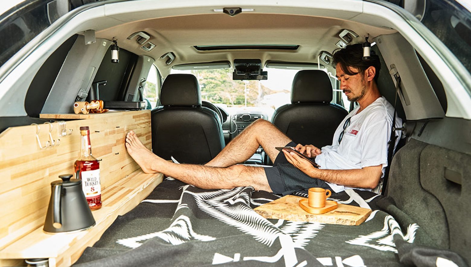 異色のクルマ屋オーナーが、愛車カイエンでサーフトリップ＆車中泊