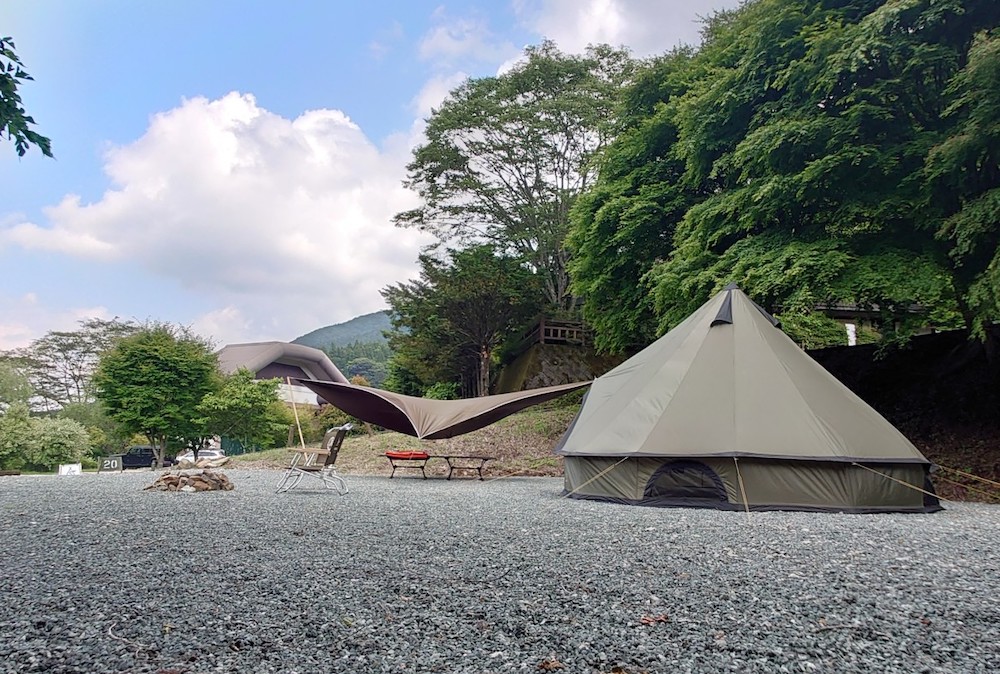 道志の「水源の森」に贅沢な新設サイトがオープン！ テント常設と直火