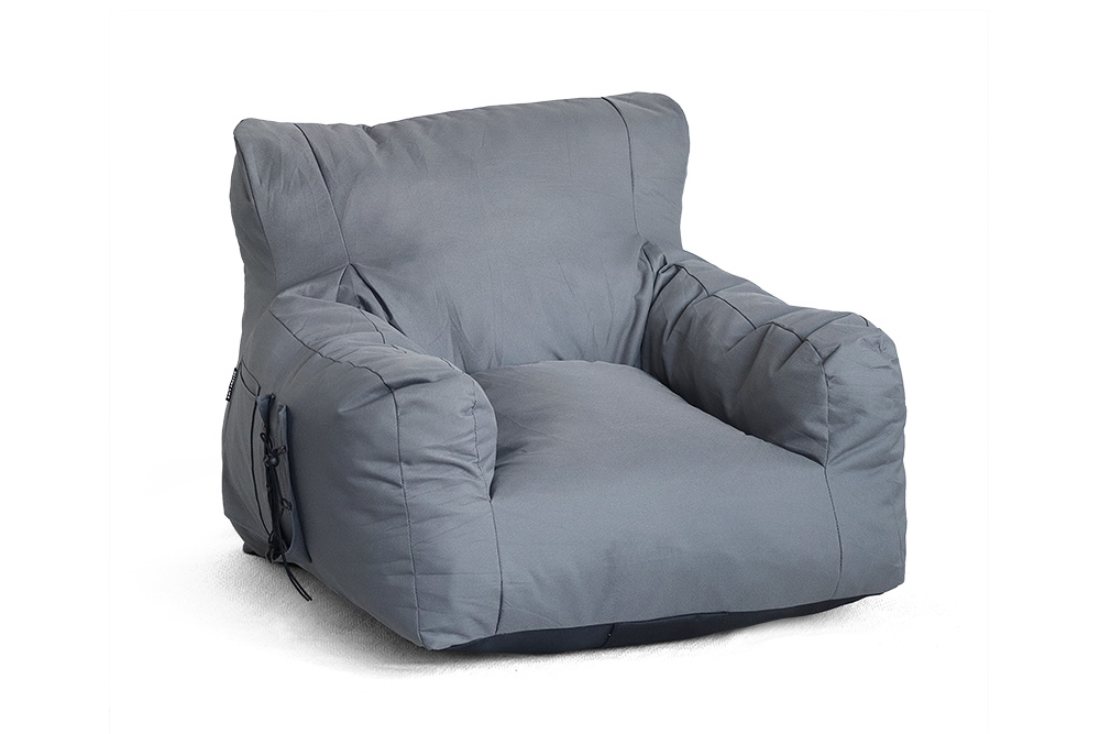 アウトプットライフのアウトドアソファに、ソリッドな新色グレーが