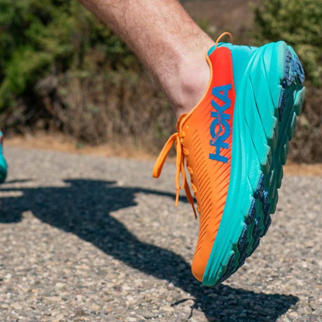 軽量性を極めたランニングシューズ。ホカ オネオネの人気モデルが