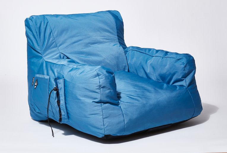 アウトプットライフのアウトドアソファが、鮮やかなブルーをまとって