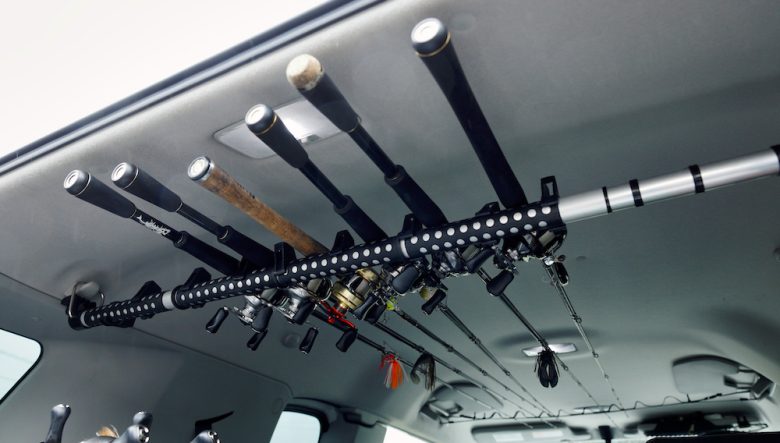 天井のロッドホルダーはFJクルーザーの車幅に合わせて自作したもの。
