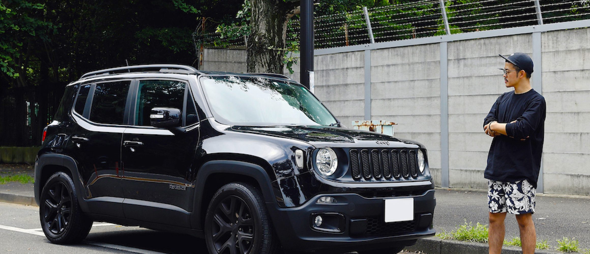 ブラックのソリッドカラーがスタイリッシュな限定モデル。（'19 JEEP RENEGADE）