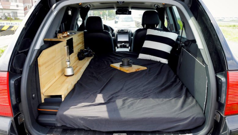 車中泊用にセミダブルのマットを敷いて収納も兼ねたベッドサイドテーブルを自作。