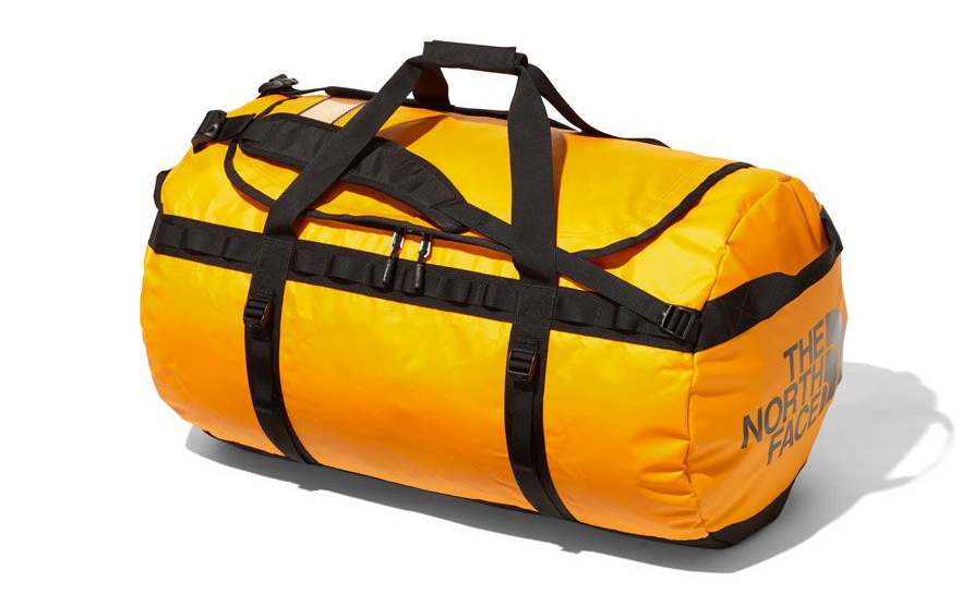 キャンプでも頼りになる、タフで機能的な大容量ダッフルバッグ10選。