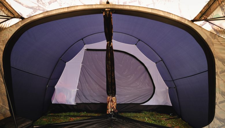 ノナドームに連結したベッドルームは結露を軽減してくれるインナーテント構造。奥行きが3m弱あるので3人ほどであれば余裕を持って就寝可能。