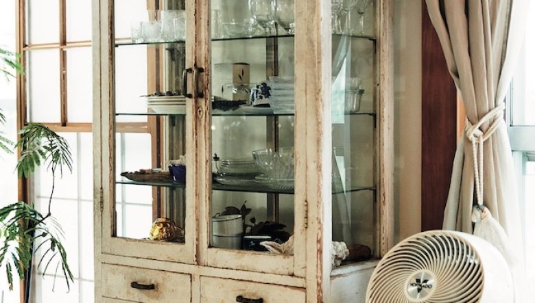 ガラス製のコップや食器が置かれた白い食器棚は、病院で使われていた古家具だそうで、飯能にある行きつけのヴィンテージショップで購入。