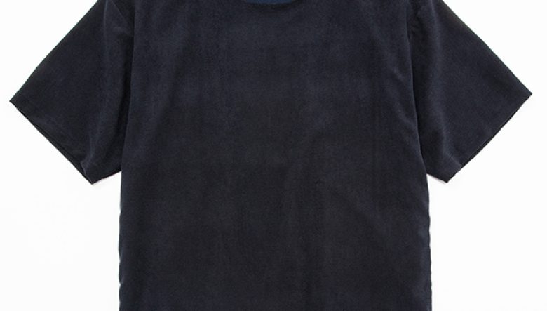 ベロア×ニットの斬新素材で冬まで活躍必至な、ミーンズワイルの機能派Tシャツ。