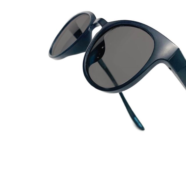 ドントパニックの偏光調光サングラスは、家でも外でも使える機能派