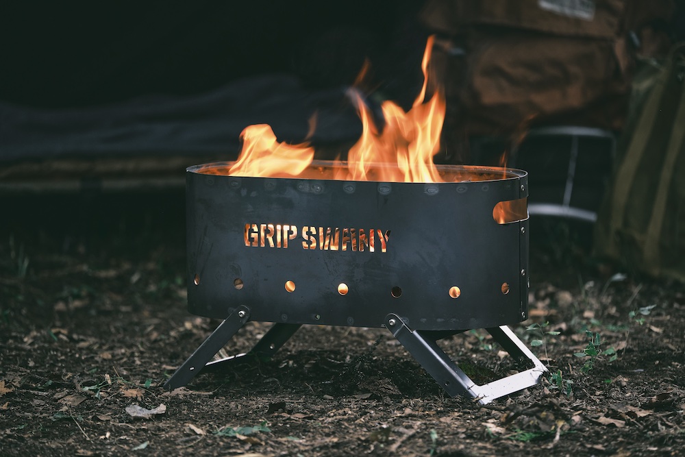 グリップスワニーの新作キャンプギアで楽しむ、オトコの焚き火スタイル。
