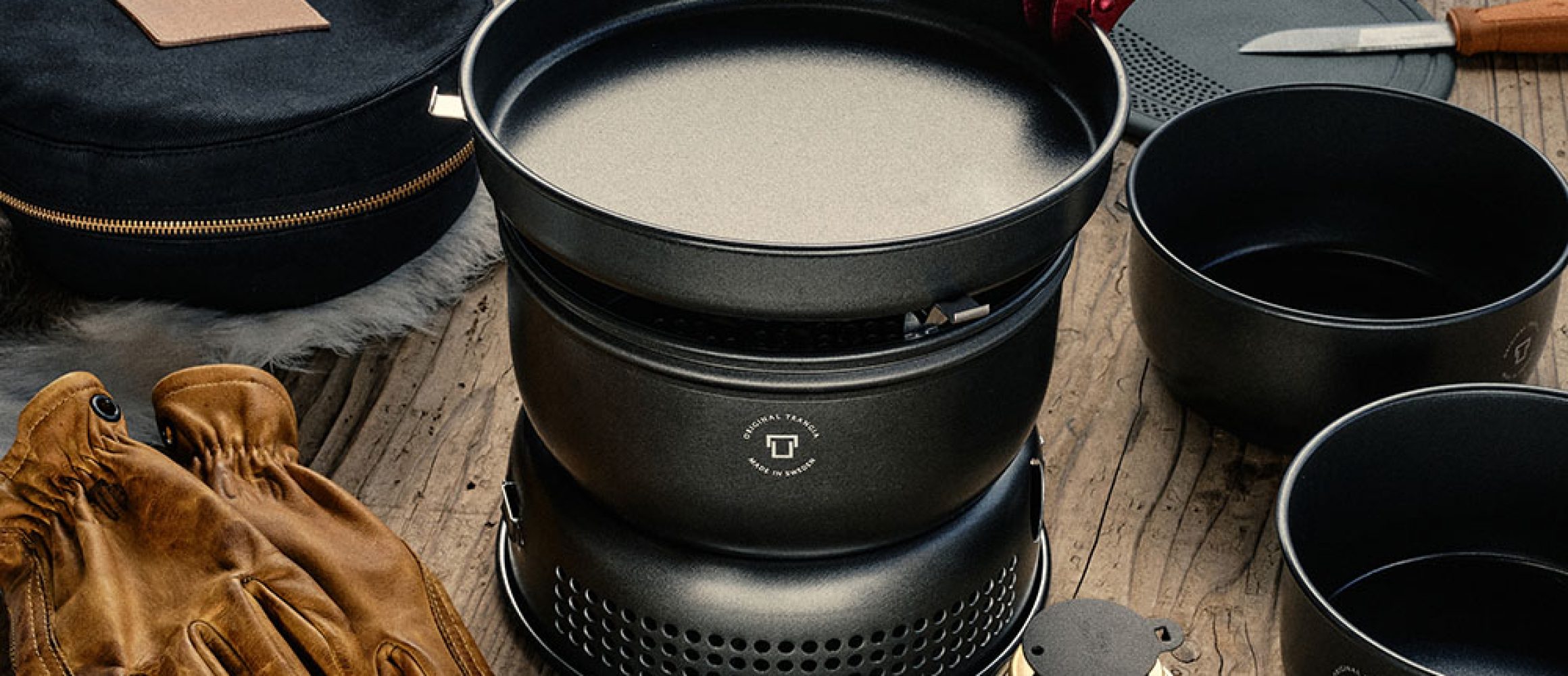 トランギアの定番ストームクッカーに、北欧レザーブランドとのコラボ