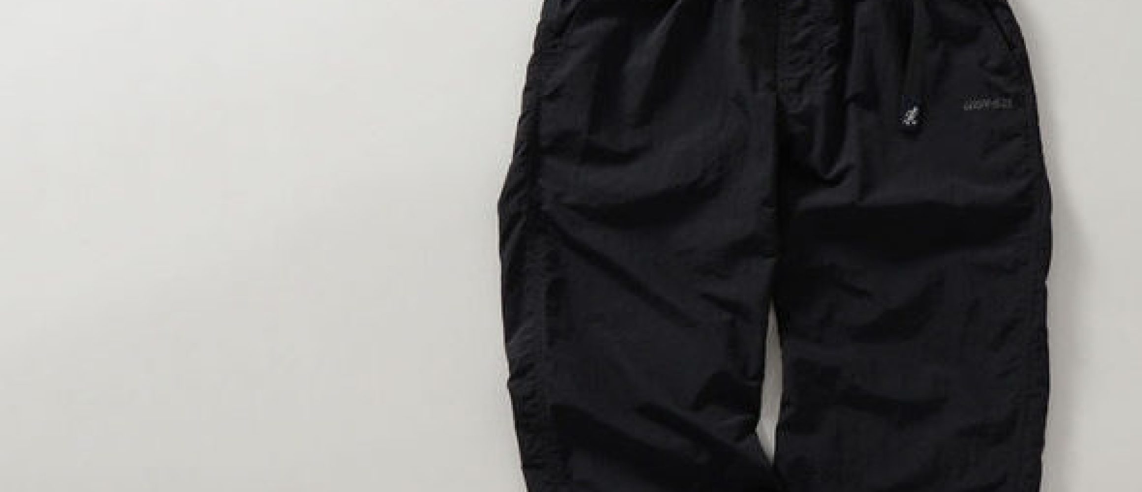 グラミチの傑作パンツを軽快＆撥水ナイロンに。ポケットに忍ばせたい