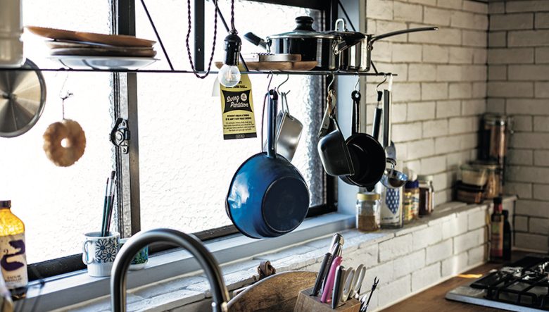 システムキッチンの収納が十分なので、使用頻度が高い最低限の調理器具だけを吊り棚に収納。キッチンのタイルもOLIVEさんによるD.I.Y.。