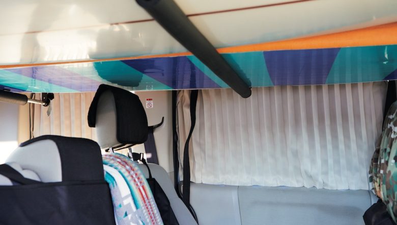 車中泊用にカーテンも設置。