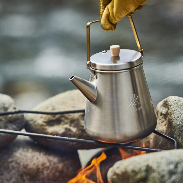 沸騰する小湖4枚セット ファイヤーサイドからノスタルジックな小型ケトル。上品さと武骨さが