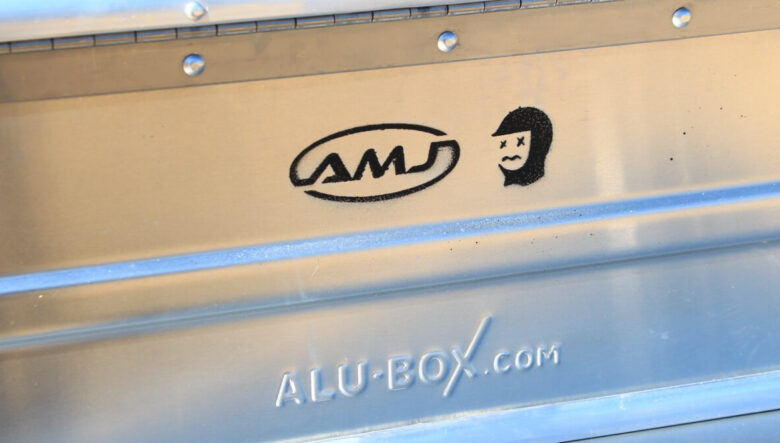 大人気アルミボックス「ALUBOX」に、ステンシルアートを配した限定モデルが登場。