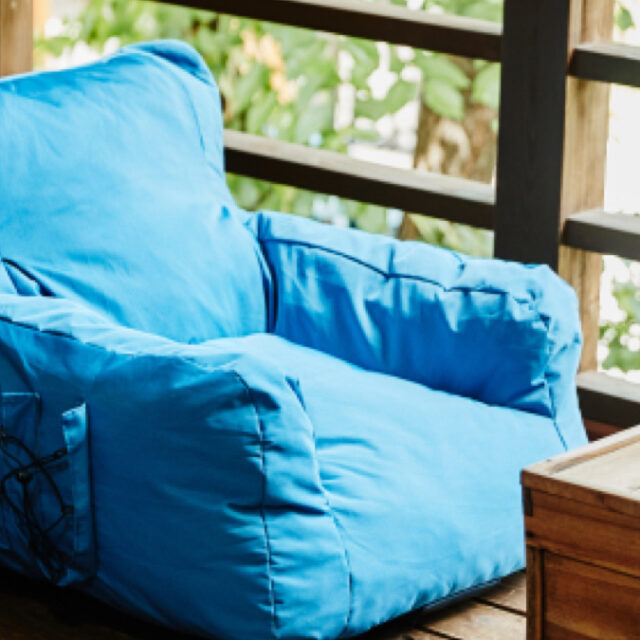 ゴーアウトGOOUTアウトドアソファ【遊び名人へ】 ブルーのボディが春に映える、アウトプットライフの限定ソファ【買える