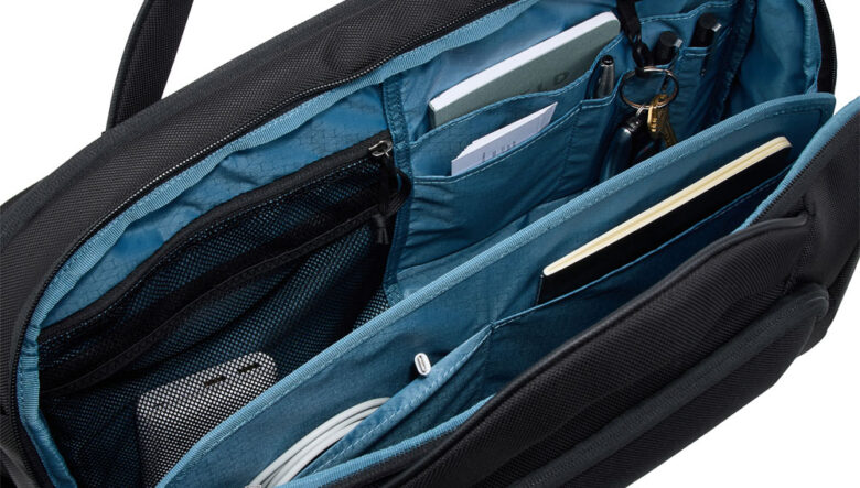 撥水耐久性に富んだTHULEのブリーフバッグ。バツグンの収納力を誇る通勤通学の強い味方！