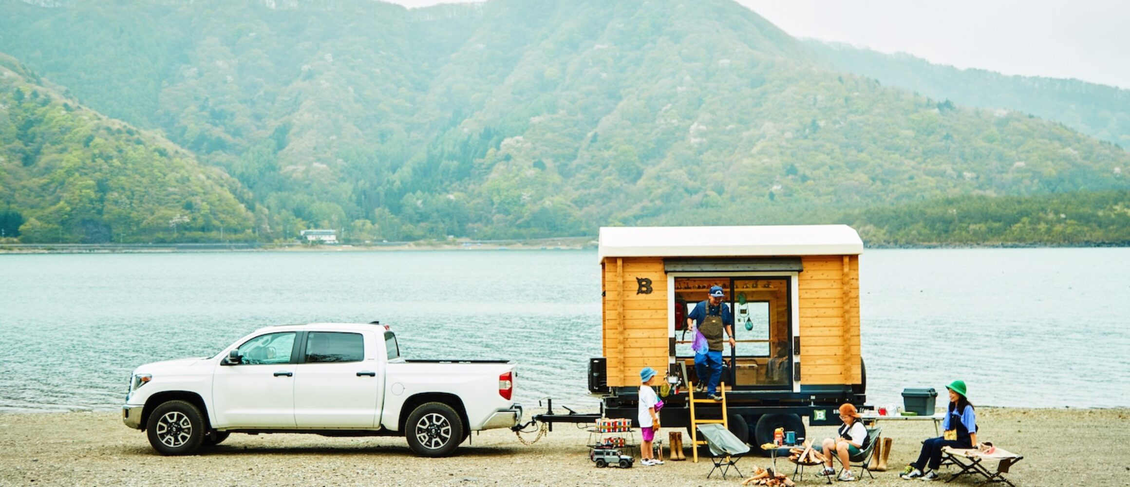 別荘より身軽で気軽!! 外遊びの拠点に最適な“BESSの走るログ小屋”を湖畔で体験！