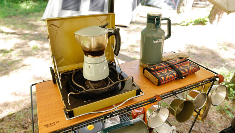 イワタニのマーベラスの上に乗せられたロゴスのエスプレッソメーカー。コーヒーが湧き出る瞬間が目視できるエンタメ性の高い仕様で、使い勝手も◎。自宅でも使用中だとか。