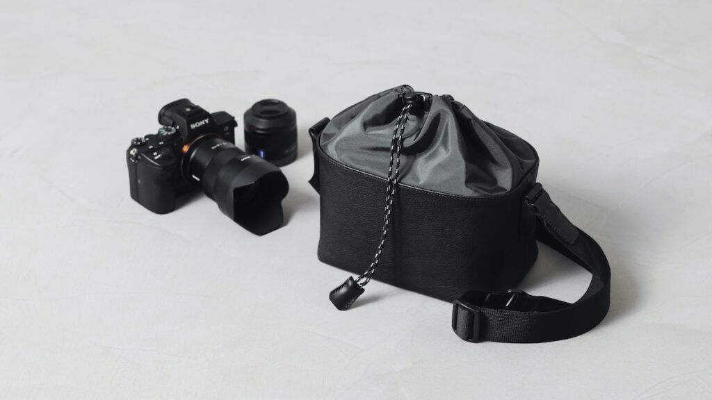 土屋鞄の新シリーズは、普段使いもできる、レザーのカメラバッグ。