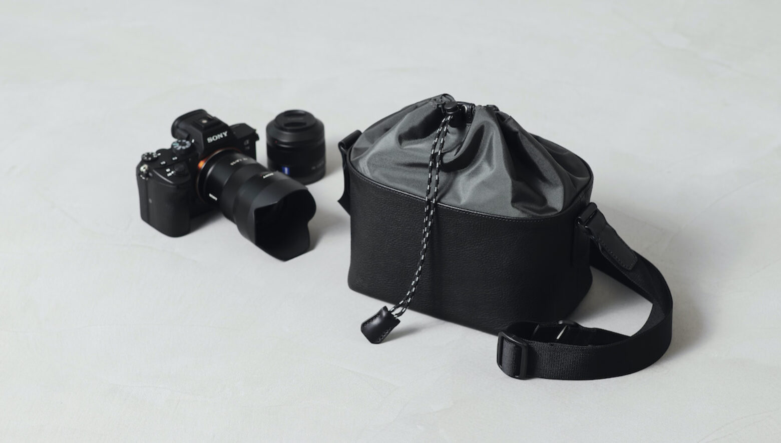土屋鞄の新シリーズは、普段使いもできる、レザーのカメラバッグ。