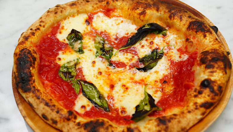アウトドアでピッツェリアレベルのピザが焼ける!? ポータブルピザ窯&ピザ生地を発見！