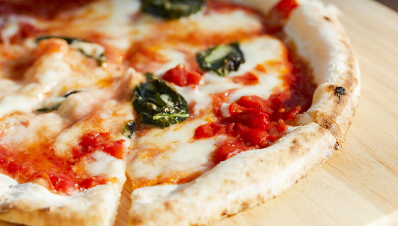 アウトドアでピッツェリアレベルのピザが焼ける!? ポータブルピザ窯&ピザ生地を発見！
