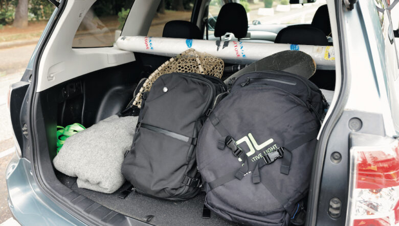 ラゲッジには仕事用のカメラ機材も積載。