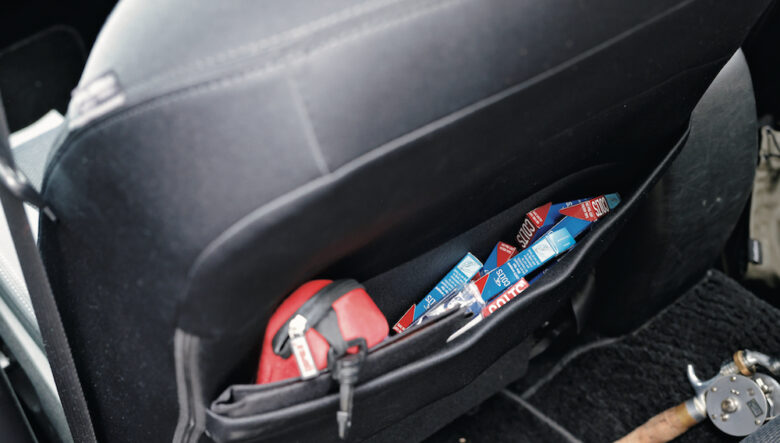 シートの背面ポケットには、お気に入りの巻きタバコのストックを常備。