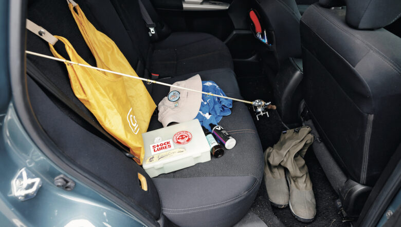 繊細な釣具はリアシートで保管することも。