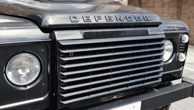 フロントグリルとロゴもブラックに統一。