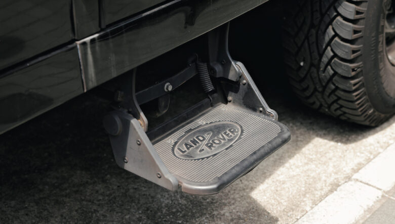 純正オプションのフォールディングサイドステップをセット。