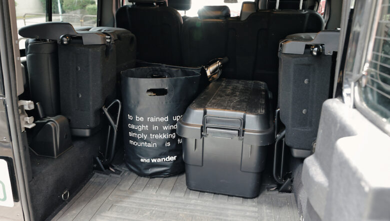 ラゲッジにはアンドワンダーのストレージバケツとトランクカーゴのボックスを常備。